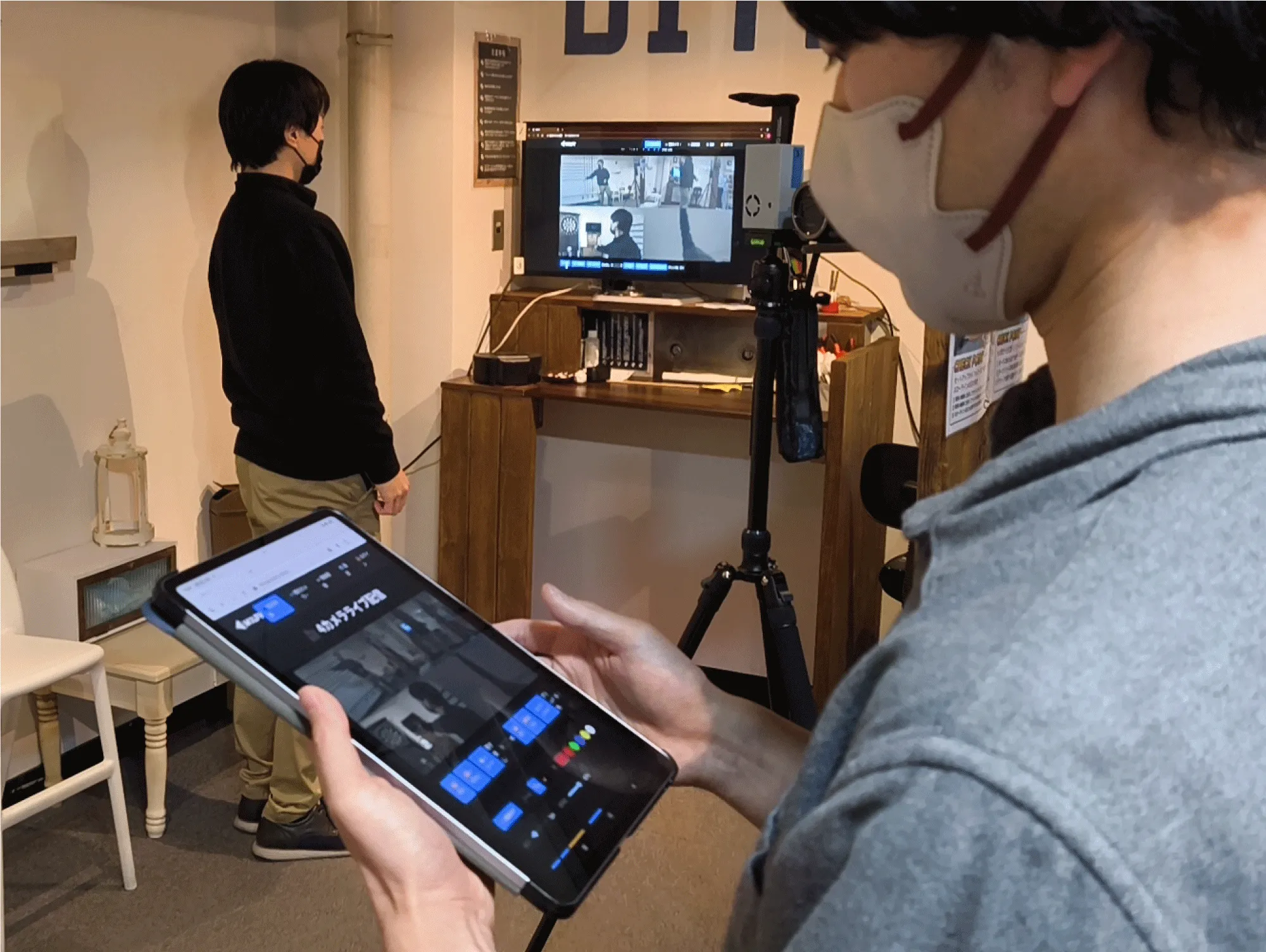 スポーツフォーム解析システムWOLFYをモニターとタブレットで複数人がリアルタイムに共有している様子